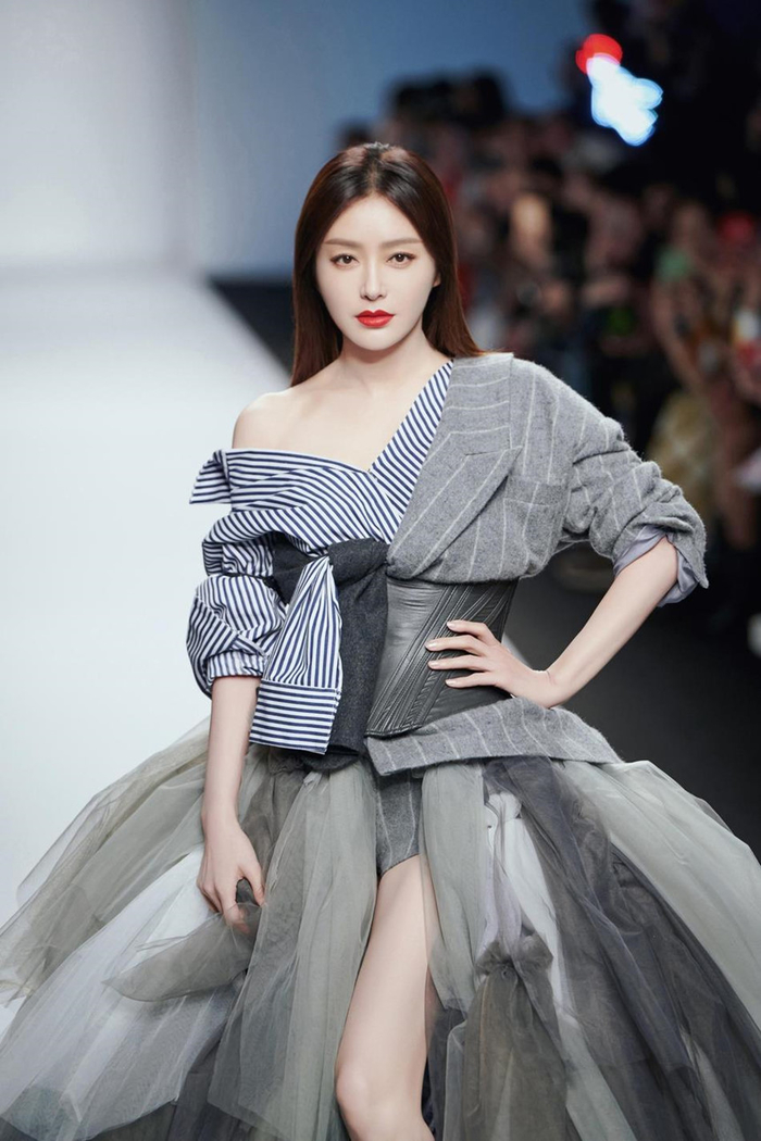 Tần Lam và các sao Hoa ngữ được khen ngợi khi sải bước trên sàn runway