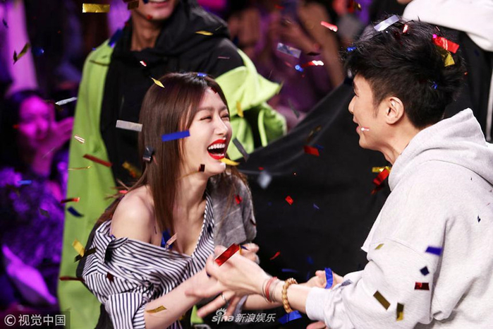 Tần Lam và các sao Hoa ngữ được khen ngợi khi sải bước trên sàn runway