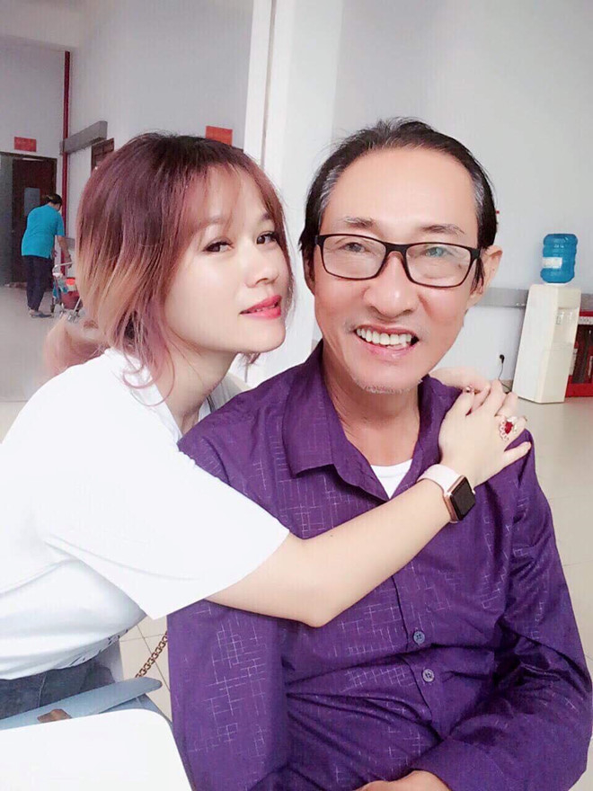 Tình phụ tử giữa nghệ sĩ Lê Bình và con gái 20 tuổi