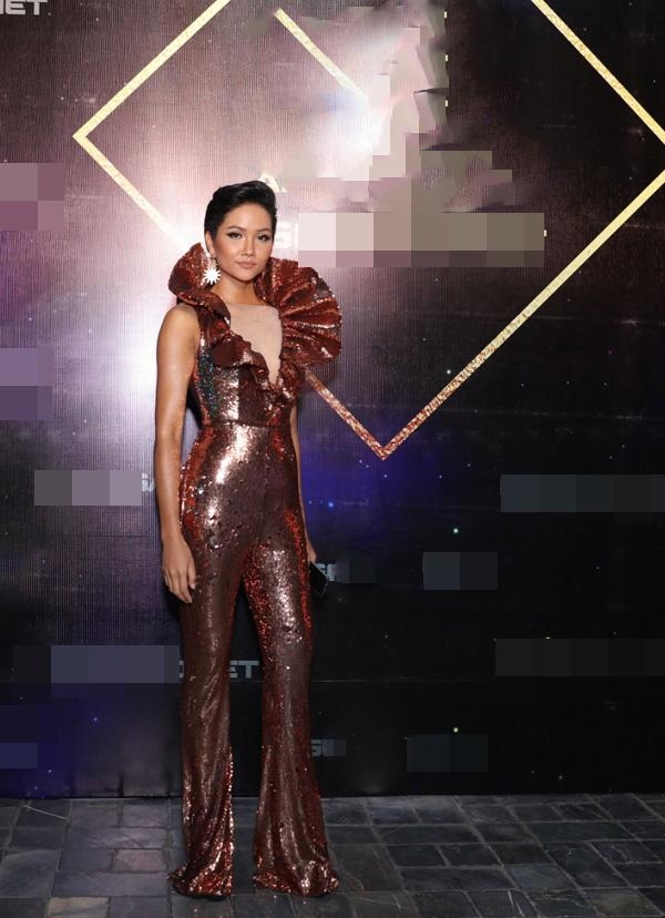 Phong cách sao Việt: Ngọc Trinh dẫn đầu top sao mặc đẹp tuần qua