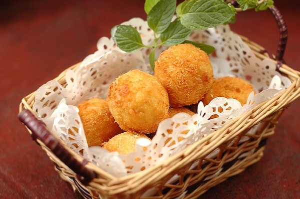Cách làm giò sống bọc trứng cút chiên xù