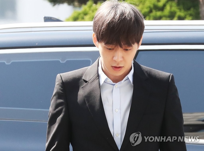 Từ khoá Đôi chân của Yoochun lọt top tìm kiếm trên Weibo
