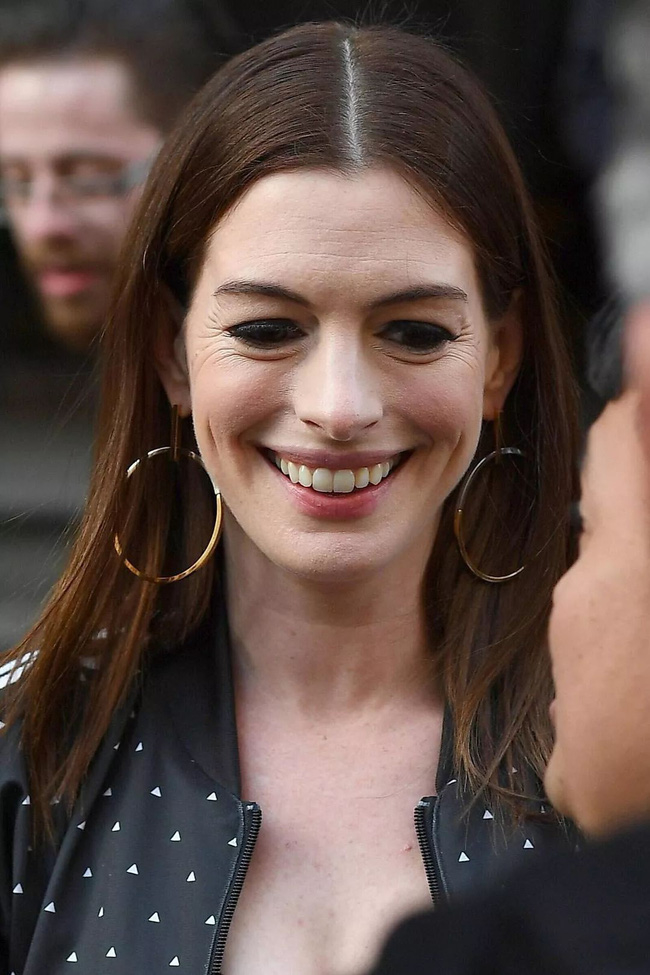 Yêu nữ thích hàng hiệu Anne Hathaway: Giờ đây gương mặt lão hoá