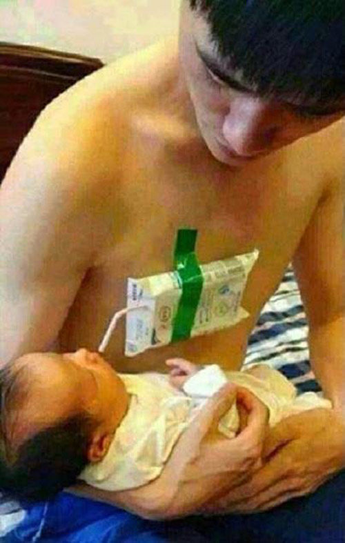 Thú vị về sự khác nhau giữa bố và mẹ khi trông con