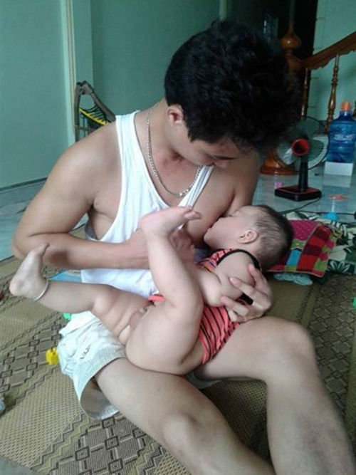 Thú vị về sự khác nhau giữa bố và mẹ khi trông con