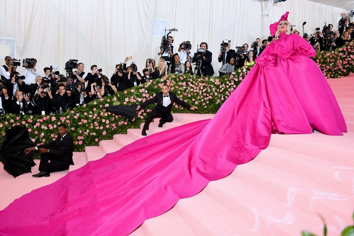 Chiếm thảm đỏ Met Gala 2019 15 phút Lady Gaga 3 lần lột váy