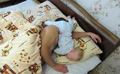 Thú vị về sự khác nhau giữa bố và mẹ khi trông con