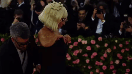 Chiếm thảm đỏ Met Gala 2019 15 phút Lady Gaga 3 lần lột váy