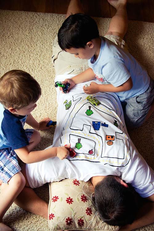 Thú vị về sự khác nhau giữa bố và mẹ khi trông con
