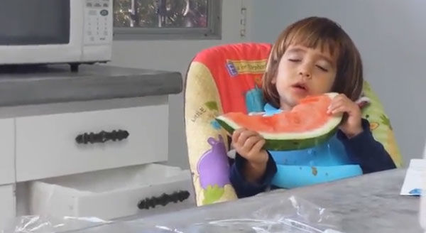 Những em bé vừa ăn vừa ngủ gật siêu đáng yêu