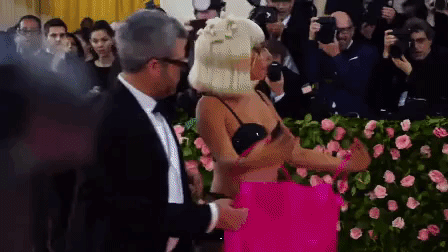 Chiếm thảm đỏ Met Gala 2019 15 phút Lady Gaga 3 lần lột váy