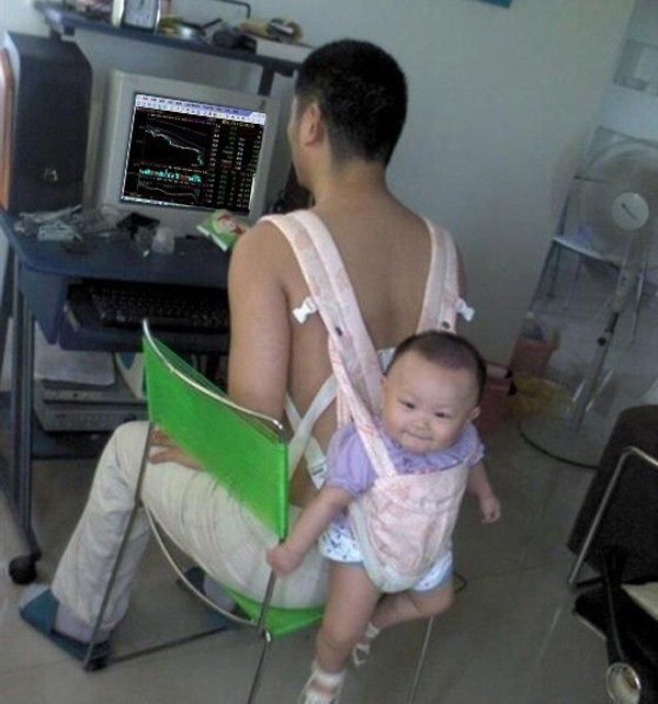 Thú vị về sự khác nhau giữa bố và mẹ khi trông con