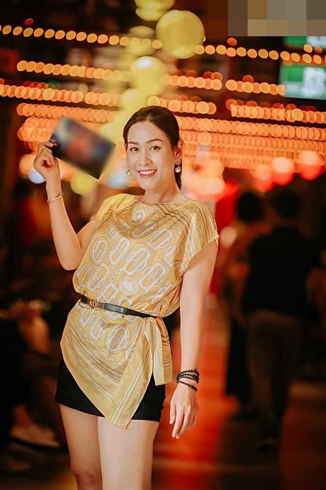 Phong cách sao Việt: Nhã Phương khoe vai trần nuột nà