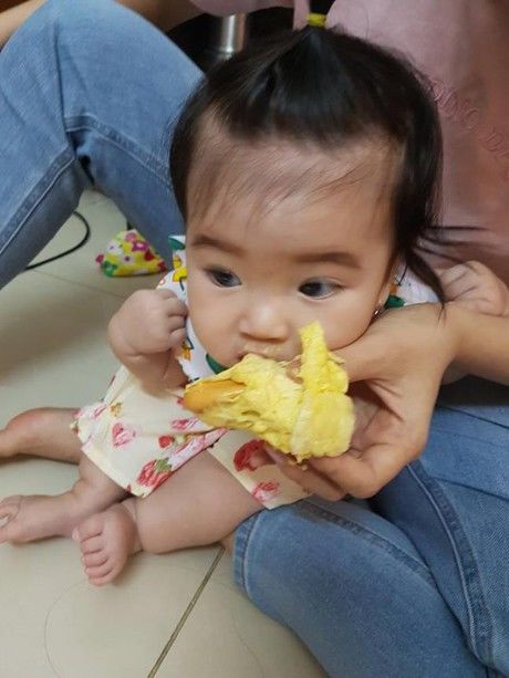 Biểu cảm hài hước khi em bé ăn sầu riêng: Trái gì mà mùi lạ thế nhỉ?