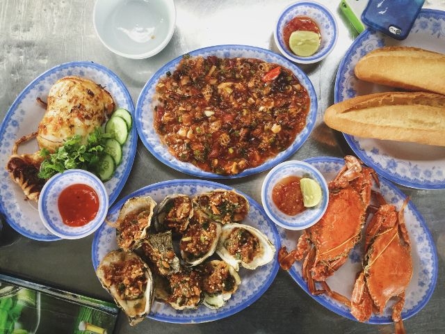 9 người ăn chầu hải sản 2,5 triệu là rẻ hay mắc?