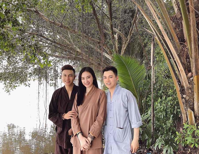 Angela Phương Trinh gây sốc với vẻ ngoài gầy gò, hốc hác sau thơ