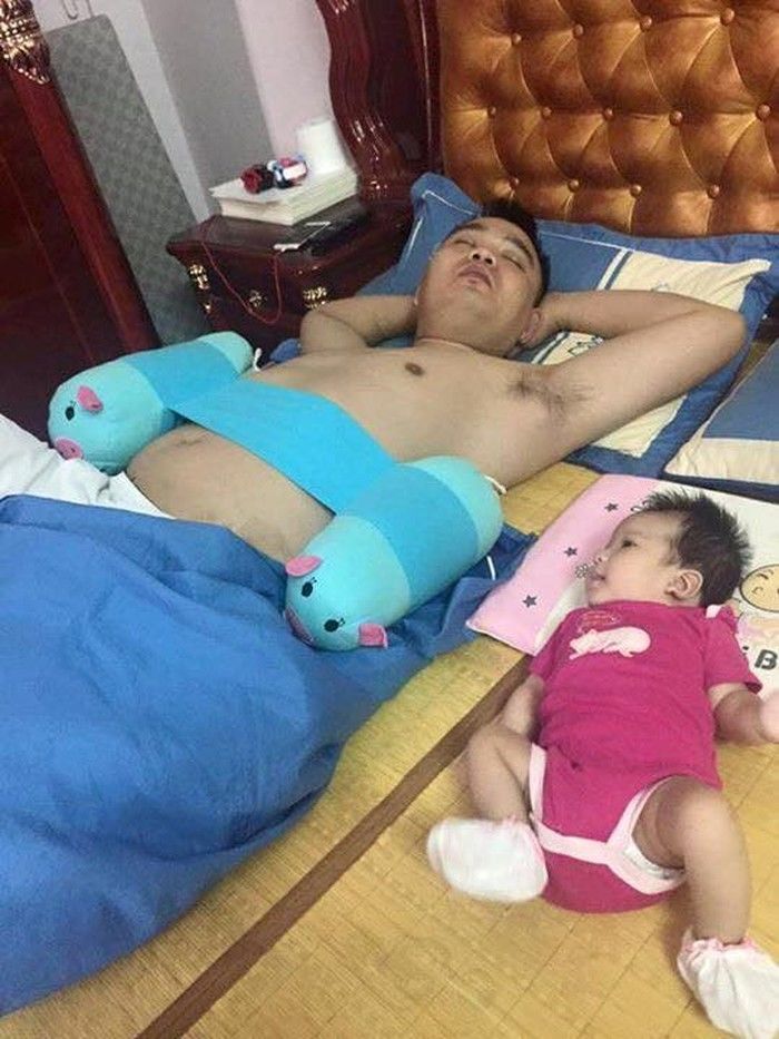 Thú vị về sự khác nhau giữa bố và mẹ khi trông con