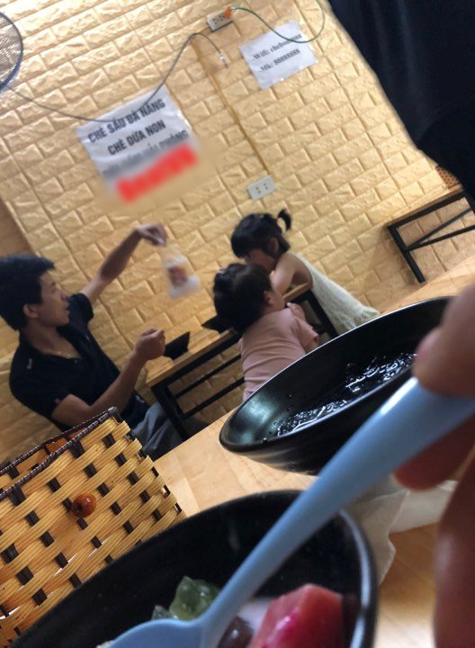 Bố con đi ăn chè mà thiếu mẹ, anh chồng nói một câu