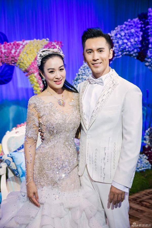 “Bom sex gốc Việt” Chung Lệ Đề: bật khóc vì chồng kém 12 tuổi đổi tính