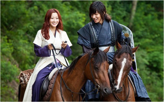 Hội tình cũ của Lee Min Ho quá xịn, nàng thơ Kim Go Eun bị ném đá?