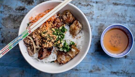 Cằm trên tay 20K ăn gì vừa ngon vừa rẻ ở quận 1?