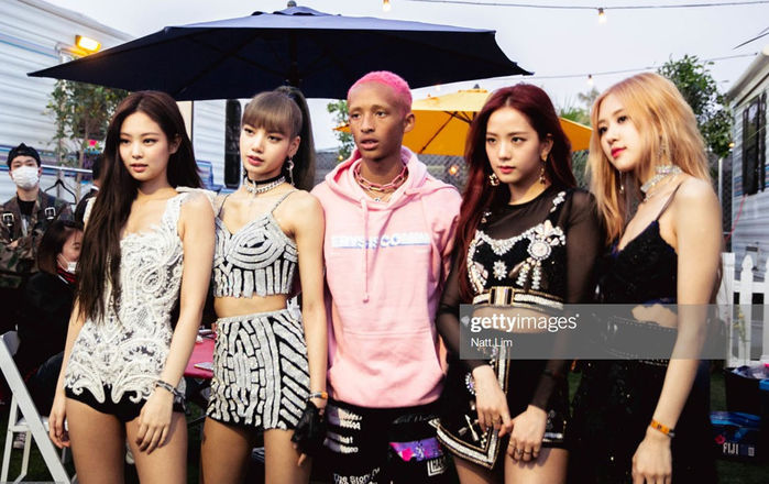 Chênh lệch ngoại hình khó tin giữa sao US-UK và sao Kpop