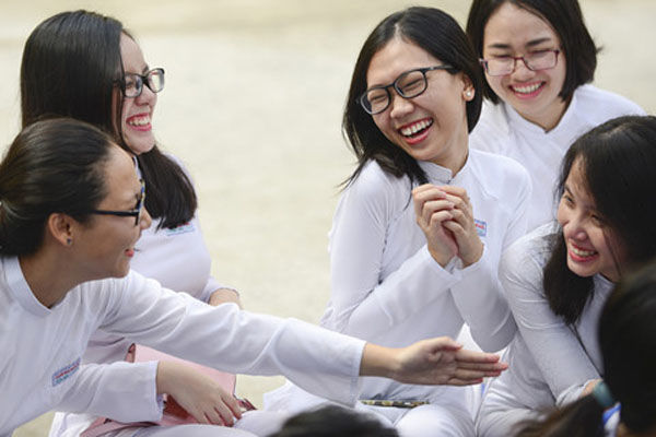 Chỉ vì muốn được ôm cậu mà cả buổi chia tay ấy, tớ đã ôm hết cả lớp