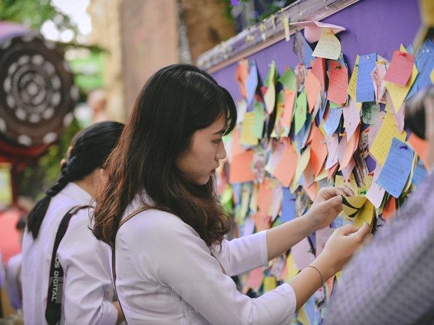 Chỉ vì muốn được ôm cậu mà cả buổi chia tay ấy, tớ đã ôm hết cả lớp