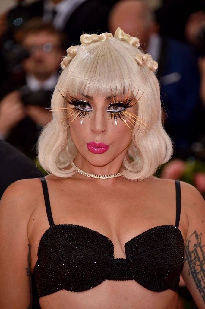Chiếm thảm đỏ Met Gala 2019 15 phút Lady Gaga 3 lần lột váy