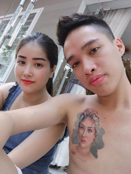 Chịu đau 9 tiếng, “soái ca” xăm hình vợ với lời nhắn nhủ ngọt ngào