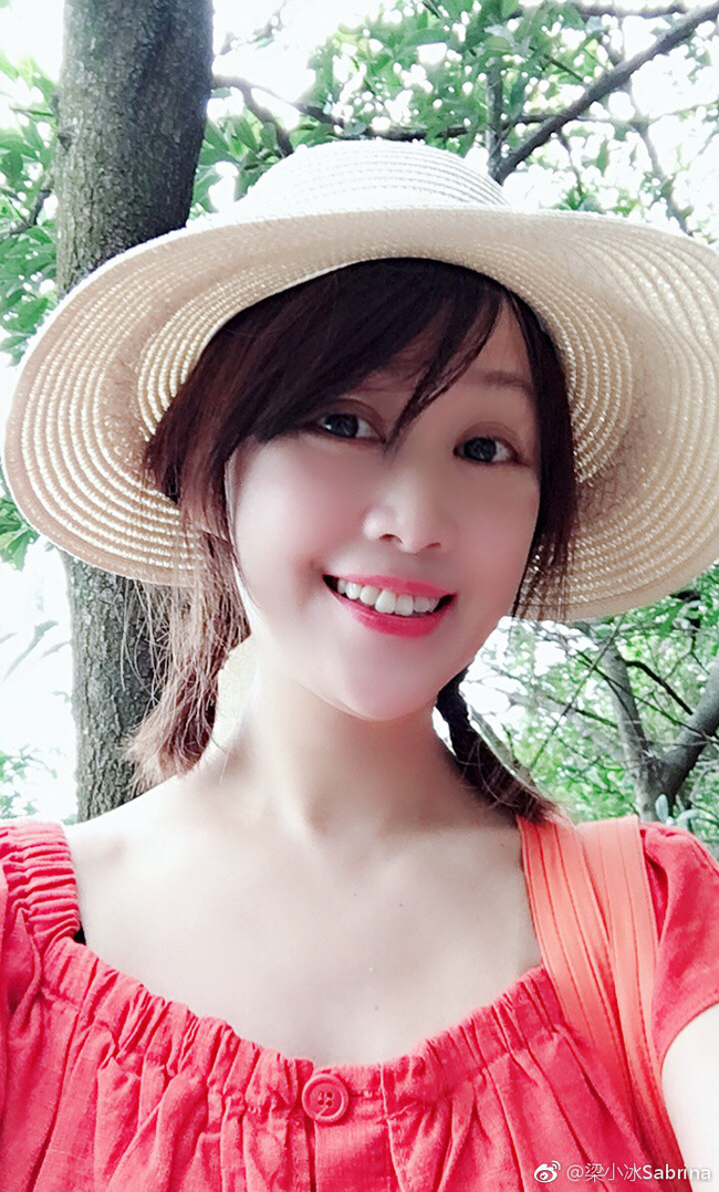 Chúc Anh Đài Lương Tiểu Băng trẻ trung như thiếu nữ ở tuổi 50