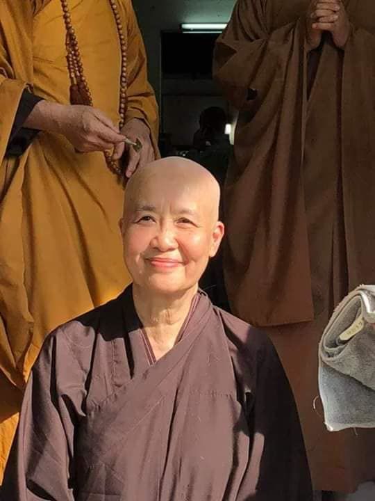 Chuyên gia ẩm thực Nguyễn Dzoãn Cẩm Vân bất ngờ xuất gia