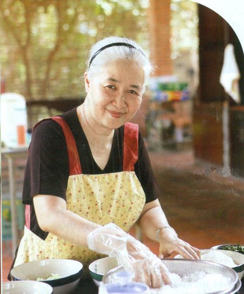 Chuyên gia ẩm thực Nguyễn Dzoãn Cẩm Vân bất ngờ xuất gia