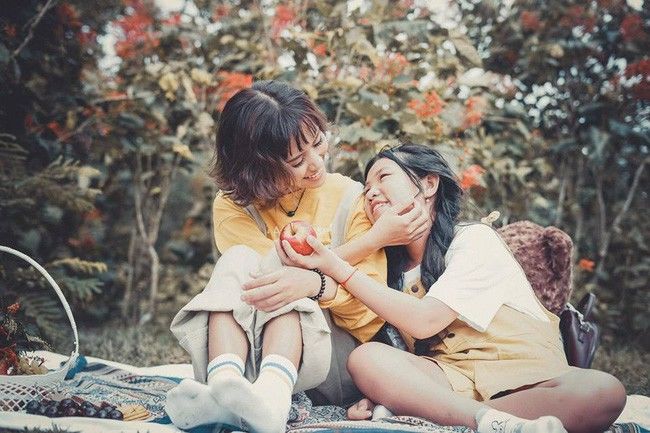 Nhà có 2 chị em gái, dù đúng hay sai thì chị là người bị la đầu tiên