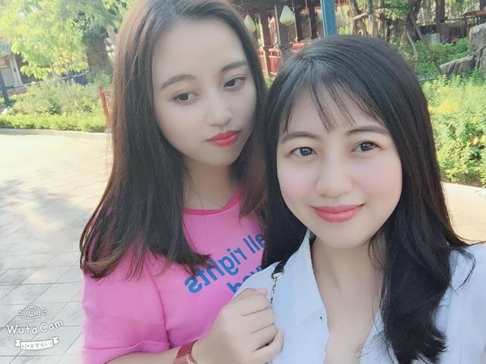 Nhà có 2 chị em gái, dù đúng hay sai thì chị là người bị la đầu tiên