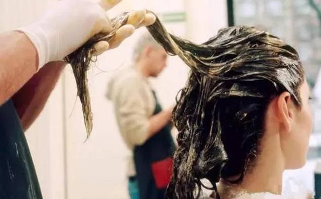 Cô gái bỏng da đầu nghiêm trọng vì nhuộm tóc