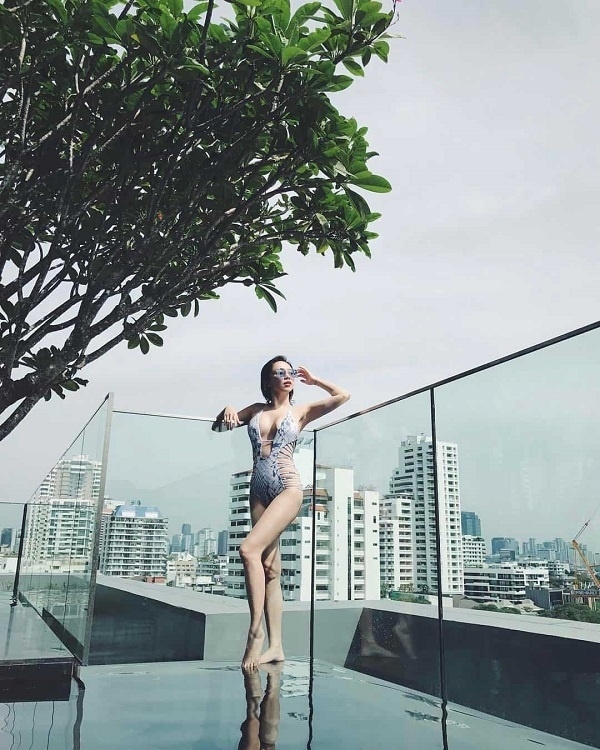 Cuộc chiến ngực đầy, eo thon với bikini của 3 ca sĩ tuổi teen đời đầ