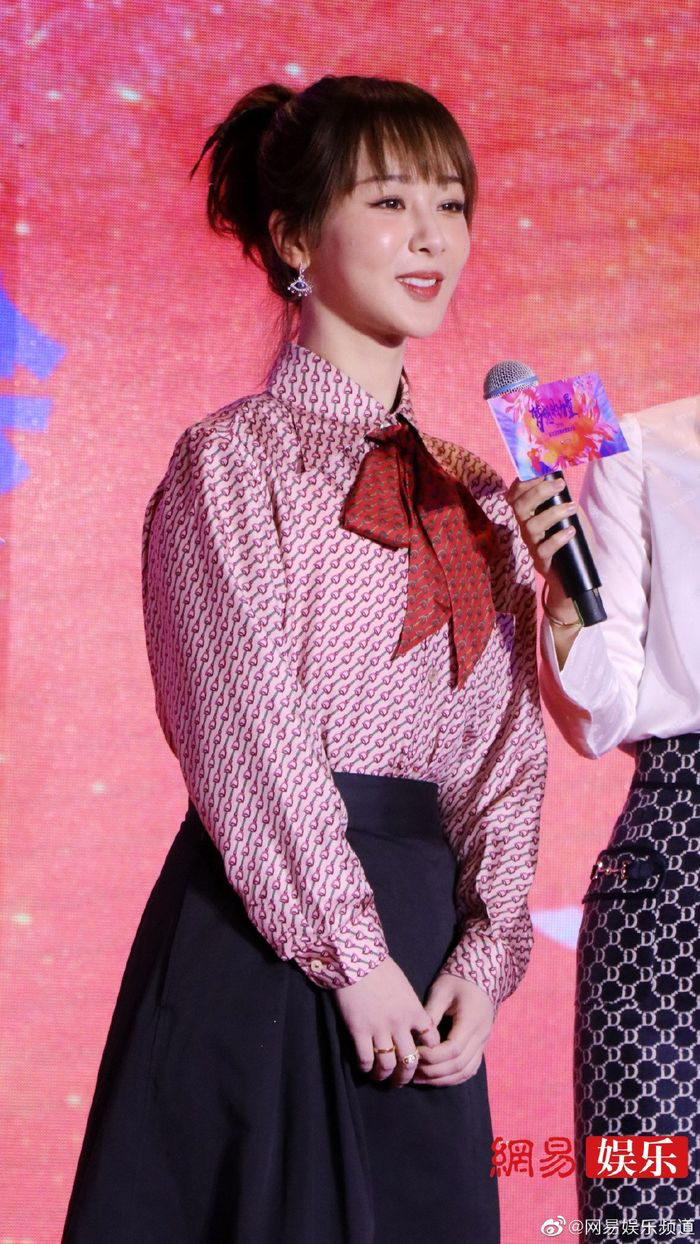 Đẹp như Dương Mịch, Angela Baby khoe đường cong hết cỡ cũng phải “e dè