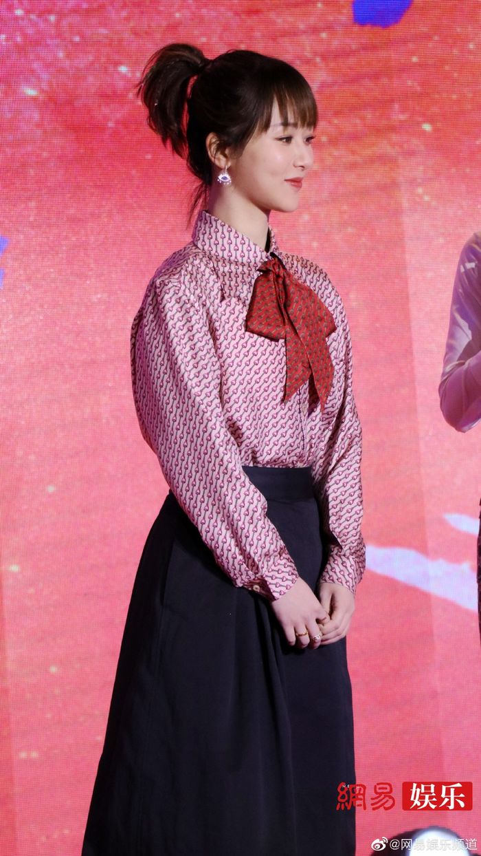 Đẹp như Dương Mịch, Angela Baby khoe đường cong hết cỡ cũng phải “e dè
