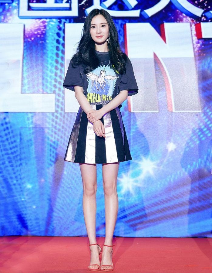 Đẹp như Dương Mịch, Angela Baby khoe đường cong hết cỡ cũng phải “e dè