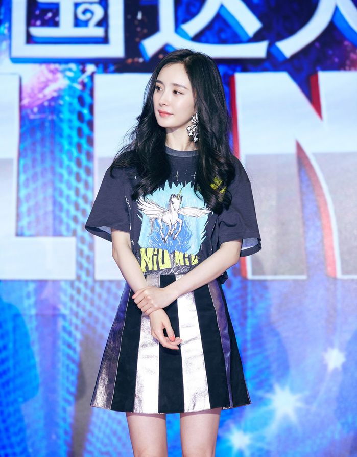 Đẹp như Dương Mịch, Angela Baby khoe đường cong hết cỡ cũng phải “e dè