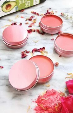 Điểm danh những món bảo bối trong túi xách của các nàng thích skincare