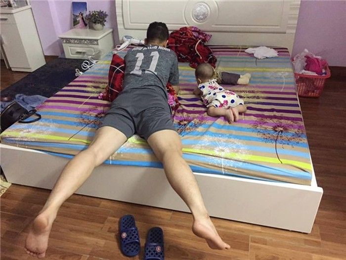 Thú vị về sự khác nhau giữa bố và mẹ khi trông con