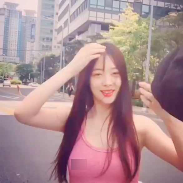 Gái hư Sulli chuộng mốt không bra: Người ném đá, kẻ bênh chằm chặp