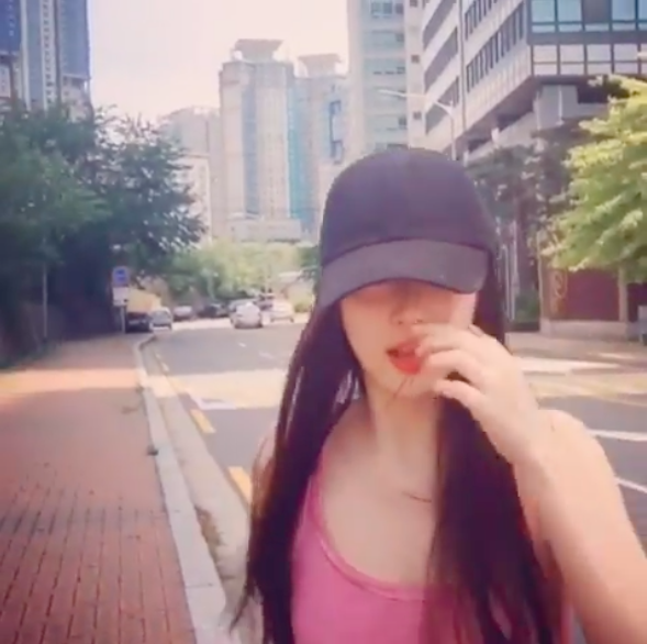 Gái hư Sulli chuộng mốt không bra: Người ném đá, kẻ bênh chằm chặp