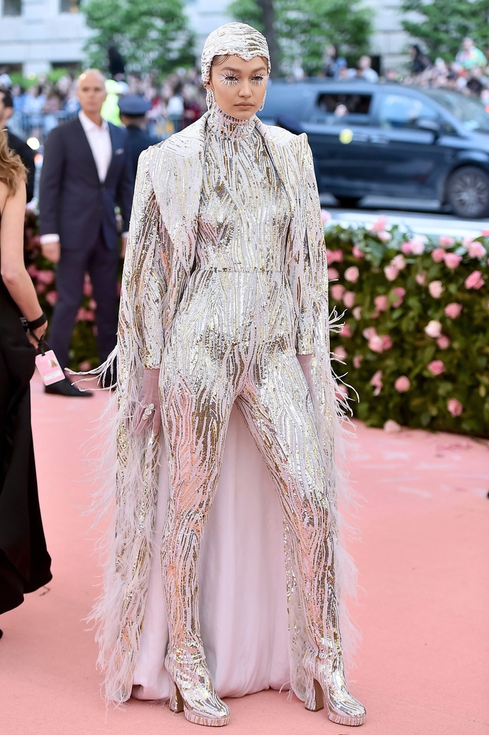 Chiếm thảm đỏ Met Gala 2019 15 phút Lady Gaga 3 lần lột váy