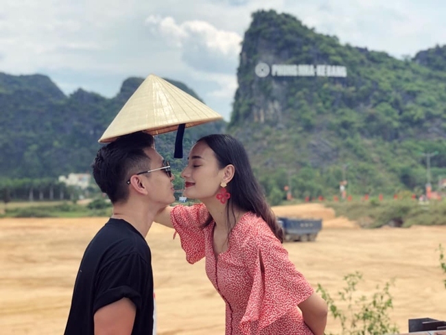 Hình ảnh trái ngược khi người đẹp Vbiz về thăm quê: người cào lúa, ngư