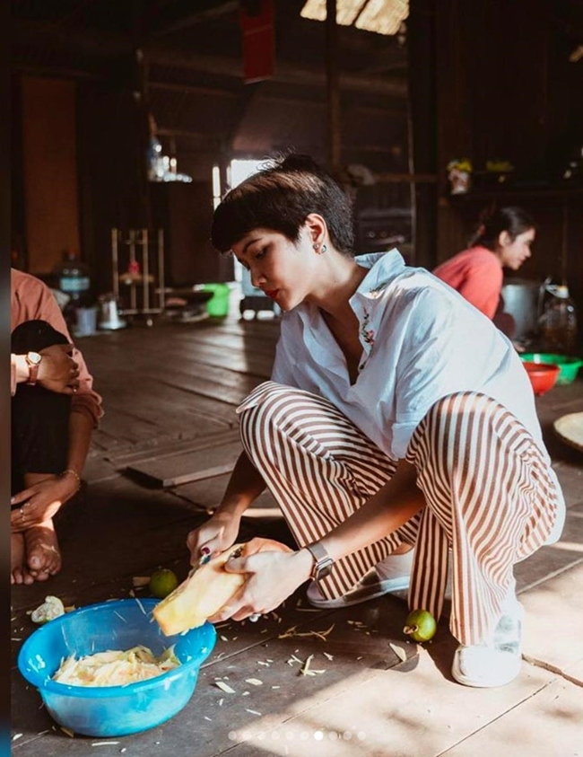 Hình ảnh trái ngược khi người đẹp Vbiz về thăm quê: người cào lúa, ngư