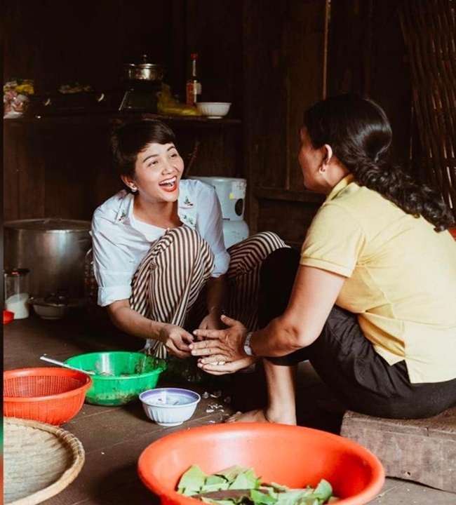 Hình ảnh trái ngược khi người đẹp Vbiz về thăm quê: người cào lúa, ngư