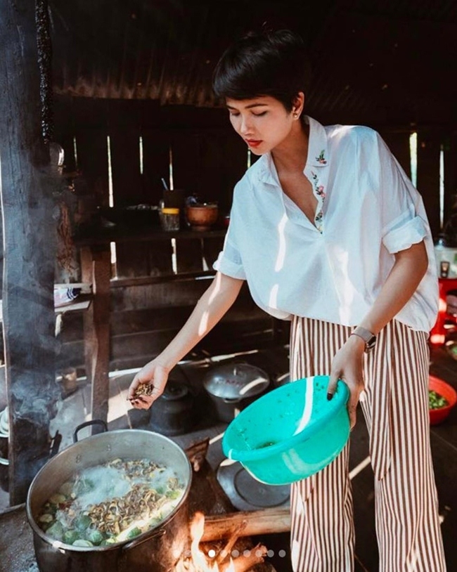 Hình ảnh trái ngược khi người đẹp Vbiz về thăm quê: người cào lúa, ngư